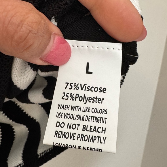 Women’s light knit black white striped sweater vest size Large - Picture 4 of 6